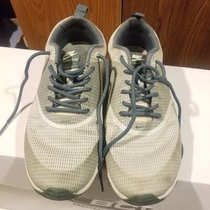 NIKE SNEAKER